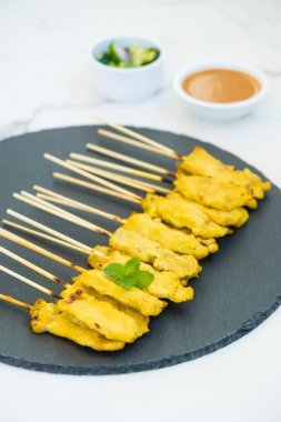 Tavuk satay soslu siyah arduvaz kaplamak üzerinde