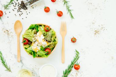 Temiz ve sağlıklı gıda tarzı ahşap kase Sezar salatası ile