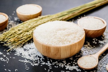 Ham Yasemin pirinç ahşap kase ve kaşık ile tahıl ve tohum