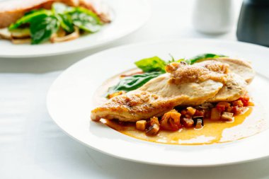 Izgara tavuk göğsü biftek beyaz plaka