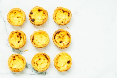 Tatlı, tart yumurtası ve kremalı.