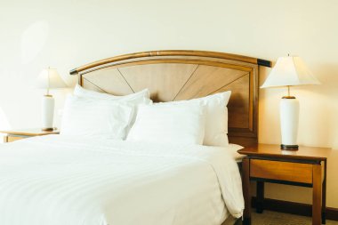 Otel yatak odası iç dekorasyonda yatak beyaz rahat yastık