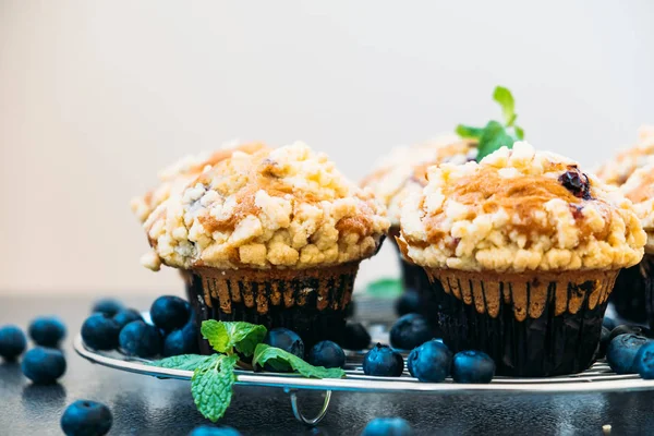 Áfonya Muffin Szűrő Feldolgozása Édes Desszert — Stock Fotó