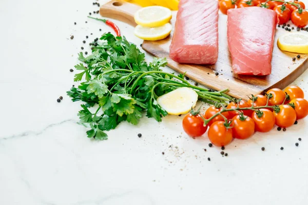 Filet Thon Cru Viande Sur Planche Découper Bois Avec Légumes — Photo