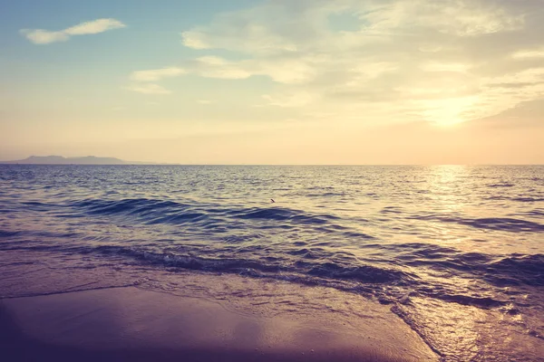 Vacker solnedgång på stranden och havet — Stockfoto