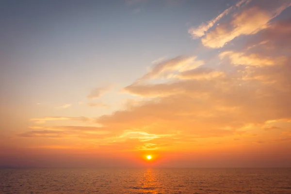 Hermosa puesta de sol en la playa y el mar — Foto de Stock