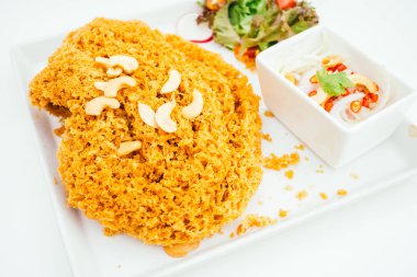 Çıtır catfish salata ile baharatlı sos - Tay gıda tarzı