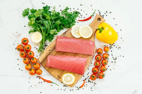 Rauwe Tonijn Filet Visvlees Houten Snijplank Met Groente Ingrediënt Voor — Stockfoto