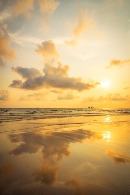 Sahilde ve denizde güzel bir gün batımı