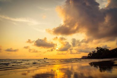 Sahilde ve denizde güzel bir gün batımı