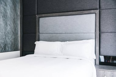 Beyaz yastık yatak yatak odası iç dekorasyon