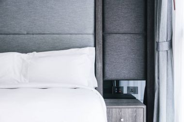 Beyaz yastık yatak yatak odası iç dekorasyon