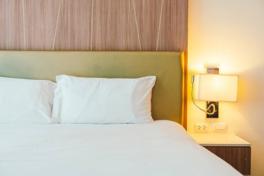 Beyaz yastık yatak yatak odası iç dekorasyon