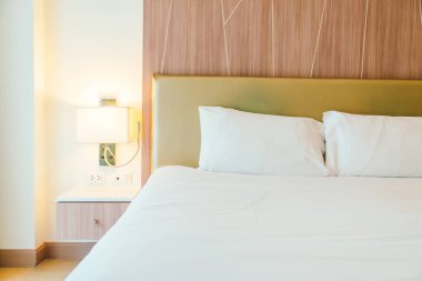 Beyaz yastık yatak yatak odası iç dekorasyon