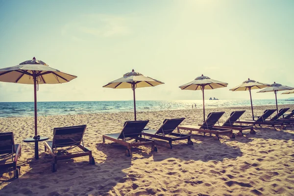 Sombrilla y silla en la playa y el mar —  Fotos de Stock