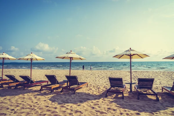 Sonnenschirm und Liegestuhl am Strand und Meer — Stockfoto