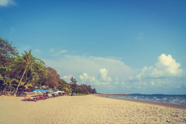 Paraply och stol på stranden och havet — Stockfoto
