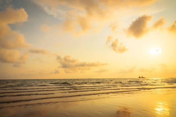 Schöner Sonnenuntergang am Strand und Meer — Stockfoto