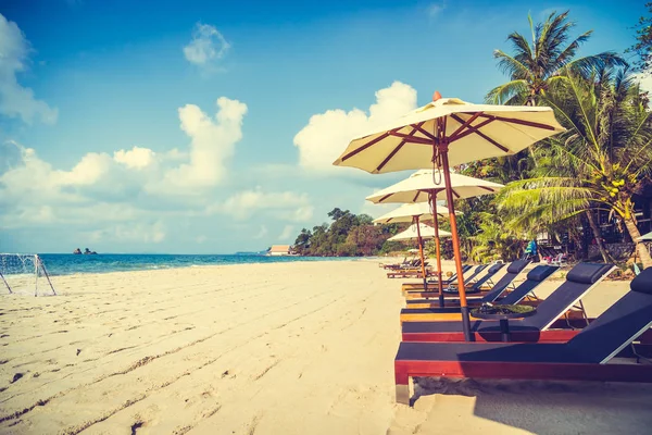 Sombrilla y silla en la playa y el mar — Foto de Stock