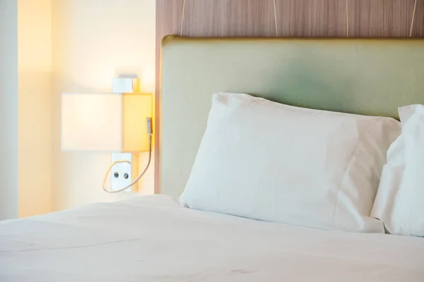寝室のインテリアでベッドの装飾の上に白い枕 — ストック写真