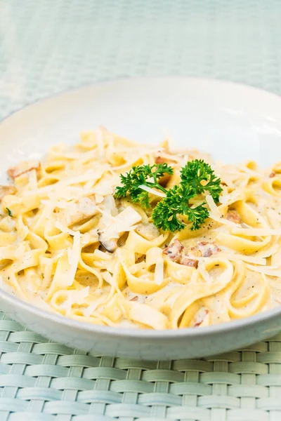 Espaguete Massa Com Trufa Molho Creme Prato Branco Estilo Comida — Fotografia de Stock