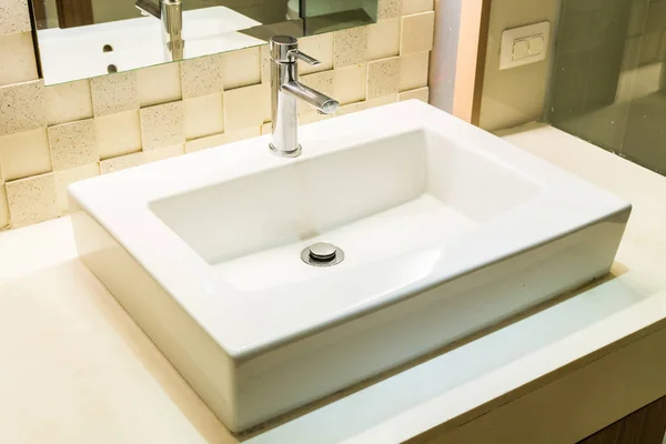 Weißes Waschbecken Und Dekoration Des Wasserhahns Badezimmer — Stockfoto
