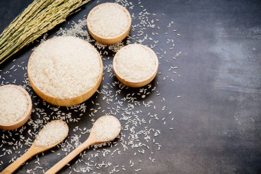 Ham Yasemin pirinç ahşap kase ve kaşık ile tahıl ve tohum