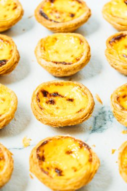 Tatlı, tart yumurtası ve kremalı.