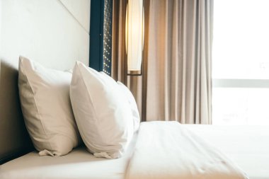 Otel yatak odası iç dekorasyonda yatak beyaz rahat yastık