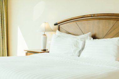 Otel yatak odası iç dekorasyonda yatak beyaz rahat yastık