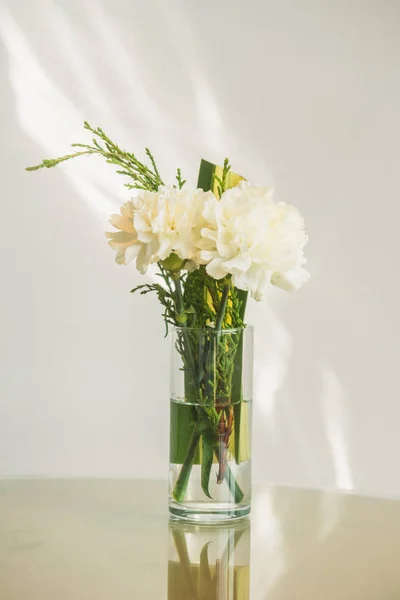 Vaso Con Fiore Bianco Sulla Decorazione Della Tavola Interno Della — Foto Stock