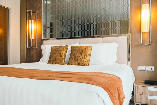 ホテル寝室のインテリアでベッドの装飾で快適な枕 — ストック写真