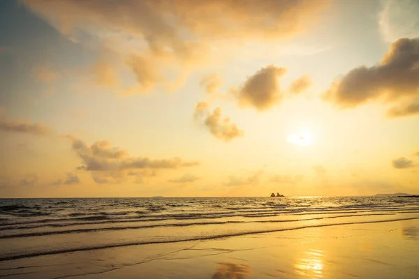 Schöner Sonnenuntergang am Strand und Meer — Stockfoto