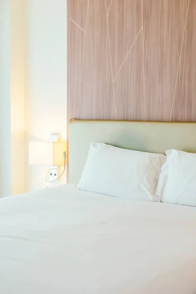 Λευκό Μαξιλάρι Στην Διακόσμηση Κρεβάτι Στο Υπνοδωμάτιο Εσωτερικό — Φωτογραφία Αρχείου