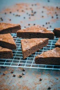 Şekerli tatlı siyah taş zemin üzerine çikolatalı kek ile