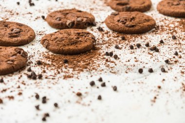 Çikolata parçacıklı kurabiye.