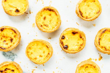 Tatlı, tart yumurtası ve kremalı.