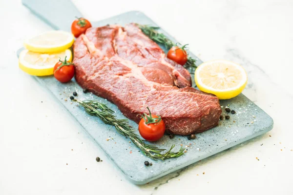 Rohes Rindfleisch Auf Schneidebrett Mit Gemüse Und Zutaten Zum Kochen — Stockfoto