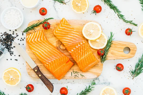 Vlees Van Rauwe Verse Zalm Filet Houten Snijplank Met Citroen — Stockfoto