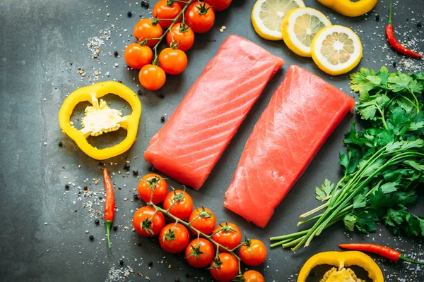 Rauwe Tonijn Filet Visvlees Houten Snijplank Met Groente Ingrediënt Voor — Stockfoto