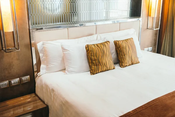 Bequemes Kissen Auf Bettdekoration Hotelschlafzimmer — Stockfoto