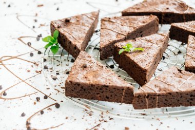 Şekerli tatlı beyaz taş zemin üzerine çikolatalı kek ile