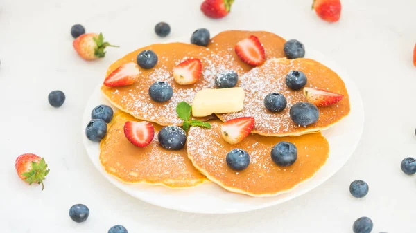健康早餐在石桌背景的薄饼蓝莓和草莓果子设置 — 图库照片