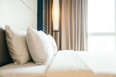 Otel yatak odası iç dekorasyonda yatak beyaz rahat yastık