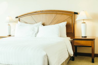 Otel yatak odası iç dekorasyonda yatak beyaz rahat yastık