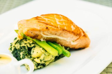 Izgara somon fileto et biftek ve beyaz tabak sebze