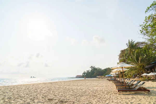 Şemsiye ve sandalye üzerinde plaj ve deniz — Stok fotoğraf