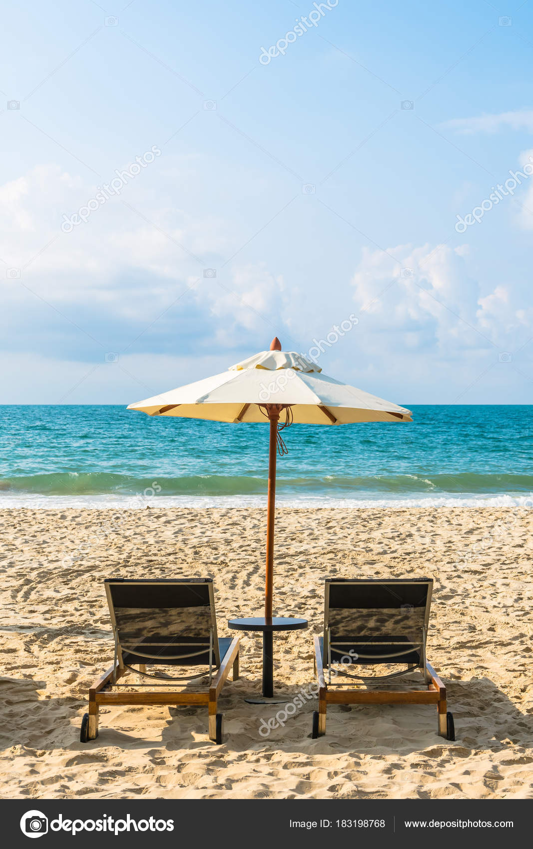 Ombrellone E Sdraio Sulla Spiaggia E Mare Foto Stock