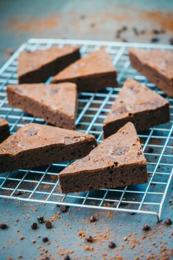 Şekerli tatlı siyah taş zemin üzerine çikolatalı kek ile