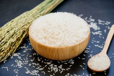 Ham Yasemin pirinç ahşap kase ve kaşık ile tahıl ve tohum